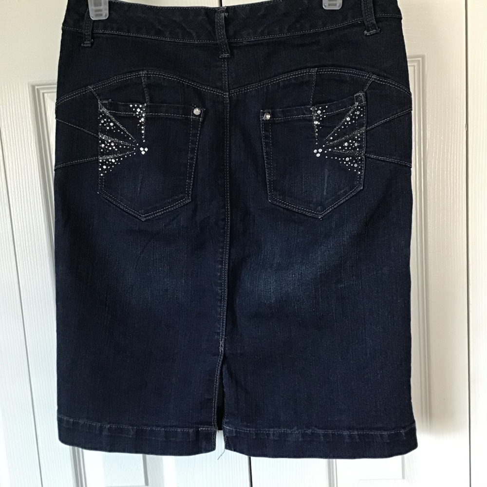 Style & Co 5 Pocket Denim Skirt with Back Rhinestone Pockets Size 4 - Picture 2 of 4